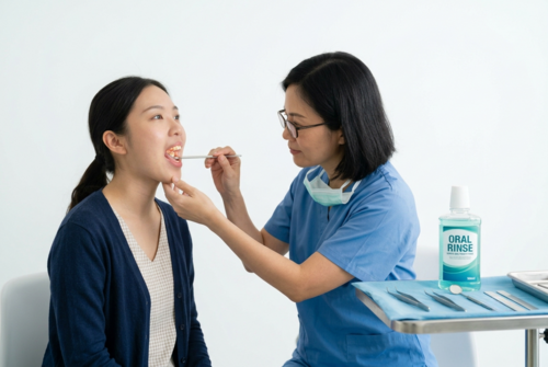 【口臭元凶】喉嚨白色珍珠引致扁桃腺結石！清理方法及檢查建議